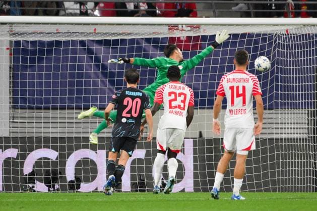 Julian Alvarez Manchester City not in picture, scores the 1 2, Janis Blaswich goalkeeper, RB Leipzig behind, powerless RB Leipzig vs Manchester City, football, Champions League, preliminary round, 2 match day, season 2023 2024, 04 10 2023 RB Leipzig vs Manchester City, football, Champions League, preliminary round, 2 match day, season 2023 2024, 04 10 2023 Leipzig Copyright: xEibner-Pressefoto BertxHarzerx EP_BHR