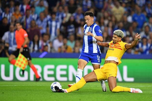 Estadio do Dragao Pepe do Porto competes with Ronald Araujo from Barcelona, during the match between Porto and Barcelona, in the 2nd round of Group H of the UEFA Champions League 2023 2024 at Estadio do Dragao this Wednesday, 04. 30761 (Daniel Castro SPP) Copyright: xDanielxCastrox xSPPx spp-en-DaCa-DVC_2745