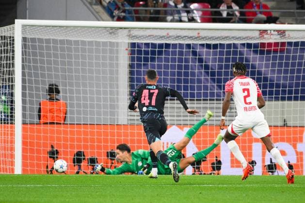 Janis Blaswich goalkeeper, RB Leipzig li , with brilliant save, Phil Foden Manchester City center, Mohamed Simakan RB Leipzig r RB Leipzig vs Manchester City, football, Champions League, preliminary round, 2 match day, season 2023 2024, 04 10 2023 RB Leipzig vs Manchester City, football, Champions League, preliminary round, 2 match day, season 2023 2024, 04 10 2023 Leipzig Copyright: xEibner-Pressefoto BertxHarzerx EP_BHR