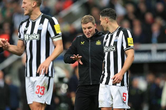 Newcastle United v Paris Saint Germain 04. Oktober 2023, Newcastle upon Tyne UEFA Champions™s League Fußball Gruppe F Newcastle United v Paris Saint Germain Newcastle United Manager Eddie Howe feiert mit Fabian Schar von Newcastle United Foto von Daniel Chesterton Newcastle upon Tyne UK  Copyright: xDanielxChestertonxOffside