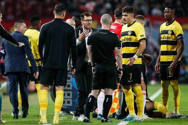 BELGRADE, SERBIA OCTOBER 4 head coach Raphael Wicky of Young Boys L and Filip Ugrinic of Young Boys R talk to referee William Collum during the UEFA Champions League Group Stage Group G match between FK Crvena zvezda and Young Boys at Stadion Rajko Mitic on October 4, 2023 in Belgrade, Serbia Belgrade Stadion Rajko Mitic Serbia Copyright: xJustPictures.ch NikolaxKrsticx jp-en-EuSpIm-_G8I9594 20231004