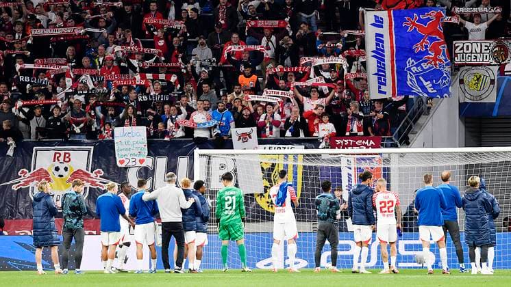Soccer UEFA Champions League, season 2023 2024, group stage, 2 matchday, RB Leipzig vs Manchester City 04 10 2023 The players of RB Leipzig stand in front of the fan block after the match RB Leipzig vs Manchester City 04 10 2023 Among others the players Emil Forsberg Left wing RB Leipzig, back number 10, 10 , Xaver Schlager Central midfield RB Leipzig, back number 24, 24 , Marco Rose Coach RB Leipzig , Nicolas Seiwald Central midfield RB Leipzig, back number 13, 13 , Janis Blaswich Goalkeeper RB Leipzig, back number 21, 21 , Benjamin Sesko Center forward RB Leipzig, back number 30, 30 , Yussuf Poulsen Center forward RB Leipzig, back number 9, 9 , David Raum Left defender RB Leipzig, back number 22, 22 , Lukas Klostermann Right defender RB Leipzig, back number 16, 16 , Peter Gulacsi Goalkeeper RB Leipzig, back number 1, 1 , Kevin Kampl Central midfield RB Leipzig, back number 44, 44 v l n r Leipzig Saxony Germany Red Bull Arena
