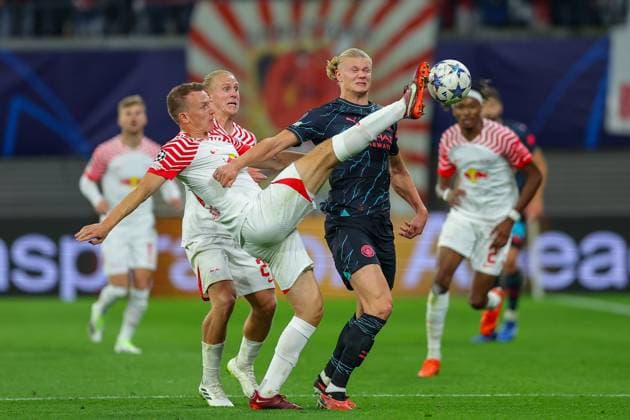 RB Leipzig Manchester City Champions League Leipzig, 04 10 2023, Red Bull Arena, football, men, 2023 2024 season, UEFA Champions League, group stage, matchday 2 , RB Leipzig Manchester City 1 3 0 1 , Pictured f l Lukas Klostermann 16, RB Leipzig and Erling Haaland 9, Manchester ,