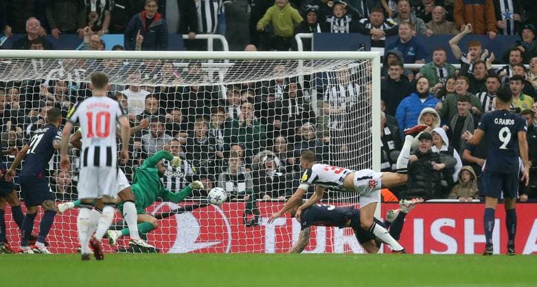 . - Newcastle United v Paris Saint-Germain, UEFA Champions League, Group F, St James™s Park Stadium, Newcastle, UK. - 4th October 2023. GOAL 2-0, Dan Burn of Newcastle United scores after Video Assistant Referee VAR awards the goal for the ball crossing the goal line. - Newcastle United v Paris Saint-Germain, UEFA Champions League, Group F, St James™s Park Stadium, Newcastle, UK. - 4th October 2023. Newcastle St James™s Park Stadium UK Copyright: xDanxWeirx CP_Newcastle_United_PSG_01