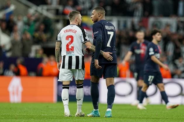 Newcastle United FC v Paris Saint-Germain FC, 04 10 2023 Newcastle United defender Kieran Trippier (2) arms round Paris Saint-Germain forward Kylian Mbappe (7) during the Newcastle United FC v Paris Saint-Germain FC, UEFA Champions League Round 1 match at St.James Park, Newcastle, United Kingdom on 4 October 2023 Editorial Use Only Copyright: xIMAGO EveryxSecondxMediax ESM-0821-0063