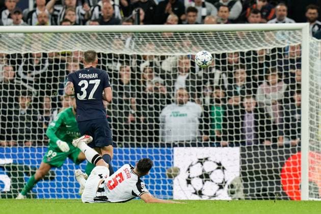 Newcastle United FC v Paris Saint-Germain FC, 04 10 2023 Newcastle United defender Fabian Schar (5) scores a GOAL 4-1 and celebrates during the Newcastle United FC v Paris Saint-Germain FC, UEFA Champions League Round 1 match at St.James Park, Newcastle, United Kingdom on 4 October 2023 Editorial Use Only Copyright: xIMAGO EveryxSecondxMediax ESM-0821-0068