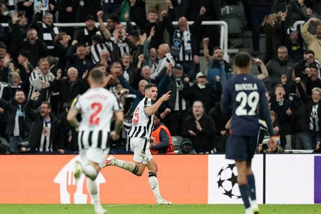 Newcastle United FC v Paris Saint-Germain FC, 04 10 2023 Newcastle United defender Fabian Schar (5) scores a GOAL 4-1 and celebrates during the Newcastle United FC v Paris Saint-Germain FC, UEFA Champions League Round 1 match at St.James Park, Newcastle, United Kingdom on 4 October 2023 Editorial Use Only Copyright: xIMAGO EveryxSecondxMediax ESM-0821-0073