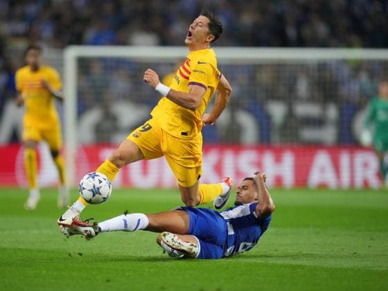 FC Porto x FC Barcelona, Barca - UEFA Champions League 23 24 Robert Lewandowski do FC Barcelona e David Carmo do FC Porto em duelo durante partida entre FC Porto x FC Barcelona valida pela Uefa Champions League 23 24 no Estadio do Dragao, Porto , Portugal (Foto de Pedro Loureiro Avant Sports) Porto Estadio do Dragao Portugal Copyright: xPedroxLoureirox xAvantxSportsx