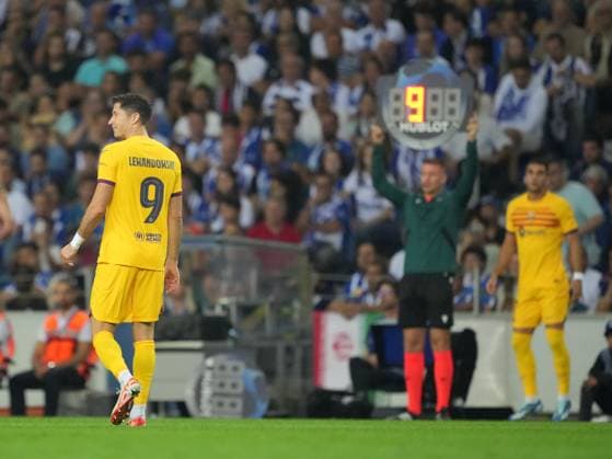 FC Porto x FC Barcelona, Barca - UEFA Champions League 23 24 Robert Lewandowski do FC Barcelona durante partida entre FC Porto x FC Barcelona valida pela Uefa Champions League 23 24 no Estadio do Dragao, Porto , Portugal (Foto de Pedro Loureiro Avant Sports) Porto Estadio do Dragao Portugal Copyright: xPedroxLoureirox xAvantxSportsx