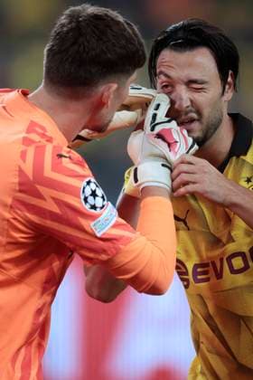 Dortmund, Germany, UEFA Champions League, Matchday 2 Borussia Dortmund AC Milan 0 0 04 10 2023 at Signal Iduna Park in Dortmund First aid Dortmund goalkeeper Gregor KOBEL BVB li examines the eye of his teammate Ramy BENSEBAINI BVB r for a foreign body