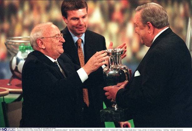 EURO 2000 FINAL ROUND DRAW BRAUN EGIDIUS JOHANSSON EURO 2000 FINAL ROUND DRAW BRAUN EGIDIUS JOHANSSON LENNART HELMER THOMAS FOOTBALL VOETBAL ISO EURO 2000 TIRAGE SORT FINAL FINAL ROUND DRAW FINAL LOTING !IM 335225 FOOTBALL VOETBAL SOCCER 15054000 BRUXELLES BELGIQUE BELGIUM BELGIE  Copyright: xLALMANDx 23765