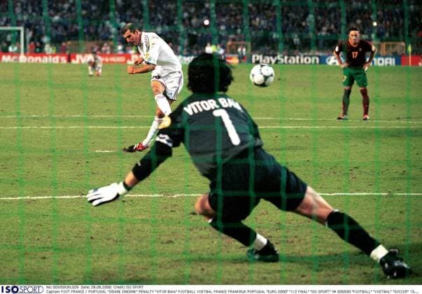 FOOT FRANCE PORTUGAL ZIDANE ZINEDINE PENALTY VIT FOOT FRANCE PORTUGAL ZIDANE ZINEDINE PENALTY VITOR BAIA FOOTBALL VOETBAL FRANCE FRANKRIJK PORTUGAL EURO 2000 1 2 FINAL ISO !IM 335630 FOOTBALL VOETBAL SOCCER 15054000 BRUXELLES BRUSSEL BELGIQUE BELGIUM BELGIE  Copyright: xISOxSPORTx 29263