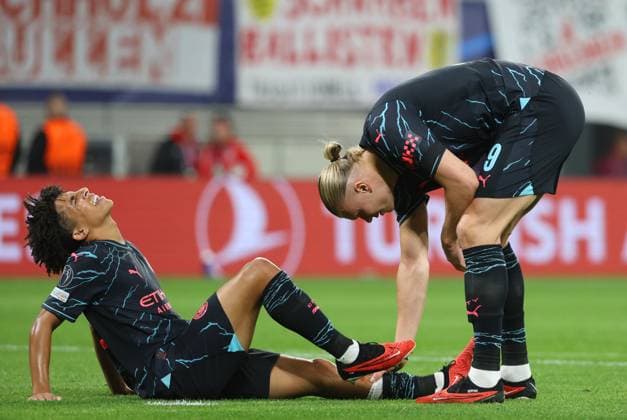 GER, UEFA Champions League, RB Leipzig vs Manchester City 04 10 2023, Leipzig, Red Bull Arena, GER, season 2023 2024, UEFA Champions League, Group G, RasenBallsport Leipzig vs Manchester City in the picture Rico Lewis on the ground, Erling Haaland Manchester looks after him DFL regulations prohibit any use of photographs as image sequences and or quasi video