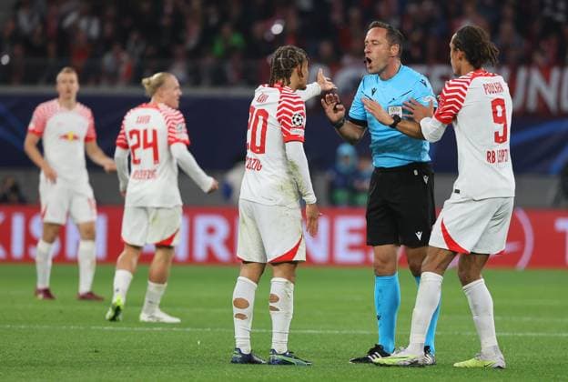 GER, UEFA Champions League, RB Leipzig vs Manchester City 04 10 2023, Leipzig, Red Bull Arena, GER, season 2023 2024, UEFA Champions League, Group G, RasenBallsport Leipzig vs Manchester City in picture Xavi Simons and Yussuf Poulsen Leipzig discuss with referee Artur Dias DFL regulations prohibit any use of photographs as image sequences and or quasi video