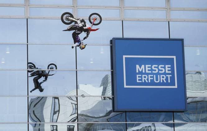 Bilder des Jahres 2023, Sport 10 Oktober Sport Themen der Woche KW40 Sport Bilder des Tages LUC ACKERMANN VOR DEM EXTREMSPORT-EVENT GO BIG OR GO HOME IN DER ERFURTER MESSE *** NUR FÜR REDAKTIONELLE ZWECKE *** EDITORIAL USE ONLY ***<p>05 10 2023-Erfurt: Luc Ackermann, Freestyle Motocross-Fahrer aus Niederdorla, zeigt bei einem Fotocall spektakuläre Actionsprünge vor der Messe Erfurt. Ackermann (X Games Gold, FIM Weltmeister, Europameister, X-Knights Sieger) wird am 21. Oktober 2023 beim Extremsport-Event Go Big Or Go Home gemeinsam mit dem Mountainbike-Sportler Michael Riekeberg aus Gotha und anderen Weltklasse-Athleten an den Start gehen. ( Deutschland Thüringen Erfurt Copyright: SaschaxFromm *** LUC ACKERMANN BEFORE THE EXTREME SPORTS EVENT GO BIG OR GO HOME AT THE ERFURTER MESSE FOR EDITORIAL PURPOSES ONLY EDITORIAL USE ONLY p 05 10 2023 Erfurt Luc Ackermann, freestyle motocross rider from Niederdorla, shows spectacular action jumps during a photo call in front of the Messe Erfurt Ackermann X Games Gold, FIM World Champion, European Champion, X Knights winner will compete in the extreme sports event Go Big Or Go Home on October 21, 2023 together with mountain bike athlete Michael Riekeberg from Gotha and other world class athletes Germany Thuringia Erfurt Copyright SaschaxFromm Copyright: SaschaxFromm doc7s96puoogzd19e36a96 ,EDITORIAL USE ONLY