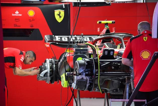 Formula 1 Qatar Airways Qatar Grand Prix 2023 05 10 2023, Losail International Circuit, Doha, Formula 1 Qatar Airways Qatar Grand Prix 2023 ,in the picture mechanics work on the car of Carlos Sainz Jr ESP , Scuderia Ferrari nordphotoxGmbHx xBratic nph00250
