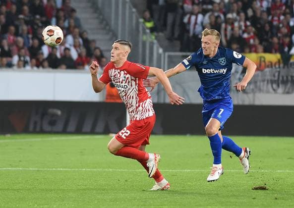 05 10 2023, xhbx, football UEFA Europa League, SC Freiburg West Ham United emspor, v l Roland Sallai SC Freiburg , James Ward Prowse West Ham United DFL DFB REGULATIONS PROHIBIT ANY USE OF PHOTOGRAPHS as IMAGE SEQUENCES and or QUASI VIDEO Freiburg