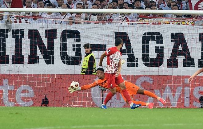 05 10 2023, xhbx, football UEFA Europa League, SC Freiburg West Ham United emspor, v l Goal scored, Goal to 0 1 by Lucas Paqueta West Ham United , Noah Atubolu SC Freiburg DFL DFB REGULATIONS PROHIBIT ANY USE OF PHOTOGRAPHS as IMAGE SEQUENCES and or QUASI VIDEO Freiburg