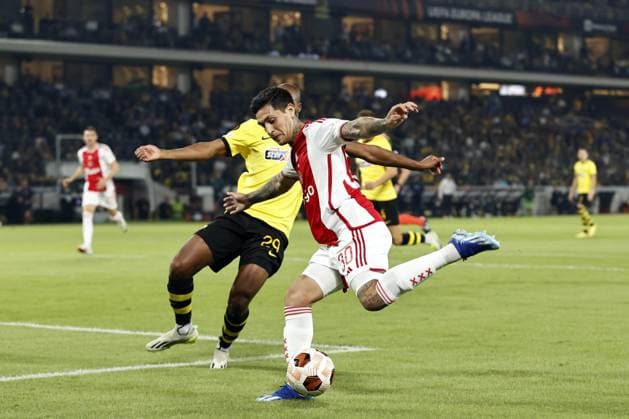 ATHENS - (l-r) Gaston Avila of Ajax, Djibril Sidibe of AEK Athens during the UEFA Europa League match between AEK Athens and Ajax Amsterdam at the OPAP Arena on October 5, 2023 in Athens, Greece. ANP MAURICE VAN STEEN UEFA Europa League 2023 2024 xVIxANPxSportx xxANPxIVx 480315280 originalFilename: 480315280.jpg