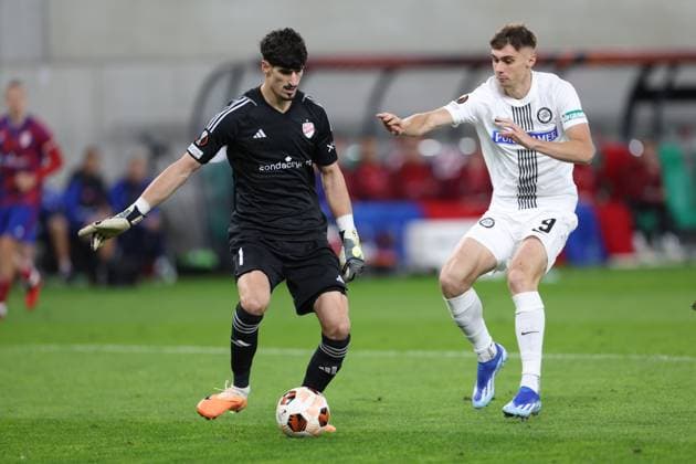 SOCCER - UEFA EL, Czestochowa vs Sturm SOSNOWIEC,POLAND,05.OCT.23 - SOCCER - UEFA Europa League, group stage, Rakow Czestochowa vs SK Sturm Graz. Image shows Vladan Kovacevic (Czestochowa) and Szymon Wlodarczyk (Sturm).  GEPAxpictures xChrisxBauer