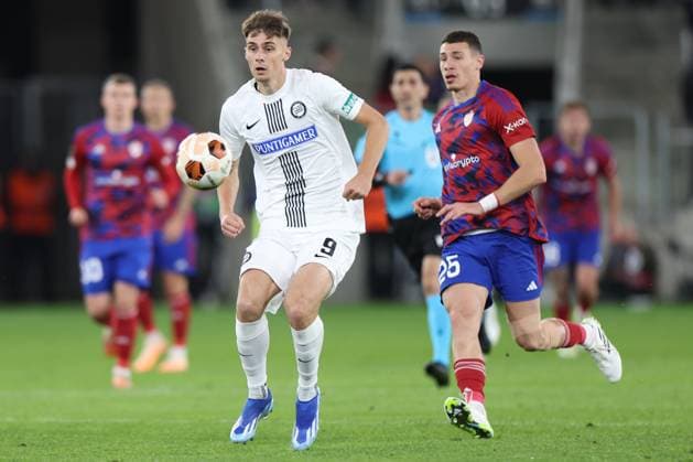 SOCCER - UEFA EL, Czestochowa vs Sturm SOSNOWIEC,POLAND,05.OCT.23 - SOCCER - UEFA Europa League, group stage, Rakow Czestochowa vs SK Sturm Graz. Image shows Szymon Wlodarczyk (Sturm) and Bogdan Racovitan (Czestochowa).  GEPAxpictures xChrisxBauer