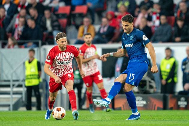 Germany, Freiburg, 5th October 2023: Konstantinos Mavropanos (15 West Ham) passes the ball during the UEFA Europa League football match between SC Freiburg and West Ham United at Europa Park Stadium in Freiburg, Germany. (Daniela Porcelli SPP) Copyright: xDanielaxPorcellix xSPPx spp-en-DaPoSp-20231005-DP109299