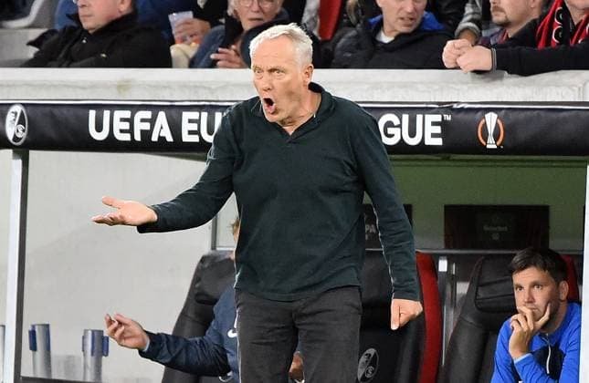 05 10 2023, xhbx, football UEFA Europa League, SC Freiburg West Ham United emspor, v l coach Christian Streich SC Freiburg gives instructions, gestures, gesticulate with arms gives instructions, gesticulate DFL DFB REGULATES PROHIBIT ANY USE OF PHOTOGRAPHS AS IMAGE SEQUENCES AND OR QUASI VIDEO Freiburg