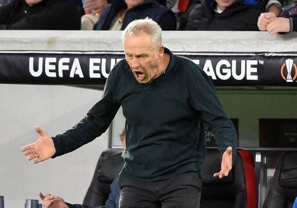 05 10 2023, xhbx, football UEFA Europa League, SC Freiburg West Ham United emspor, v l coach Christian Streich SC Freiburg gives instructions, gestures, gesticulate with arms gives instructions, gesticulate DFL DFB REGULATES PROHIBIT ANY USE OF PHOTOGRAPHS AS IMAGE SEQUENCES AND OR QUASI VIDEO Freiburg