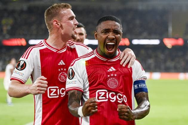 ATHENS, 05-10-2023, OPAP Arena, Europa League Football, season 2023 2024, AEK Athens FC - Ajax, Ajax player Steven Bergwijn and Ajax player Kenneth Taylor celebrating 0-1 AEK Athens - Ajax  x22637385x Copyright: