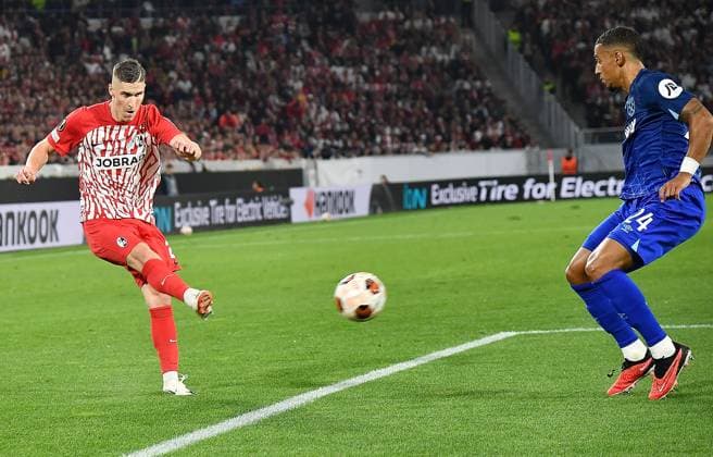 05 10 2023, xhbx, football UEFA Europa League, SC Freiburg West Ham United emspor, v l Roland Sallai SC Freiburg , Thilo Kehrer West Ham United DFL DFB REGULATES PROHIBIT ANY USE OF PHOTOGRAPHS as IMAGE SEQUENCES and or QUASI VIDEO Freiburg