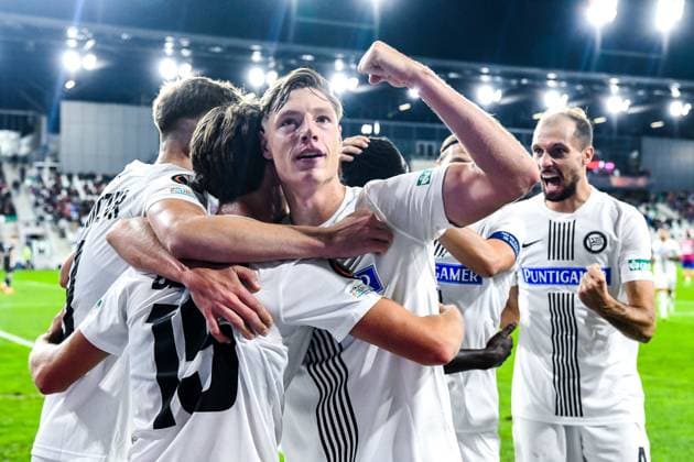 Sport Bilder des Tages SOSNOWIEC, POLAND - OCTOBER 5: William Boving (15) of Sturm Graz celebrate with Alexander Prass (8) and Szymon Wlodarczyk (9) of Sturm Graz after scoring opening goal during UEFA Europa League Matchday 2 group stage match between Rakow Czestochowa and Sturm Graz at Zaglebiowski Park Sportowy on October 5, 2023 in Sosnowiec, Rakow Czestochowa v Sturm Graz Copyright: xMateuszxSobczakx