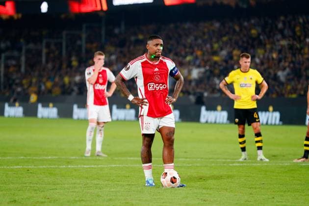 AEK Athens v Ajax Amsterdam UEFA Europa League Steven Bergwijn of Ajax Amsterdam is showered with laser lights before he takes a penalty during the UEFA Europa League Group B match at OPAP Arena, Athens Copyright: xYannisxHalasx FIL-19062-0039 UK Newspapers OUT