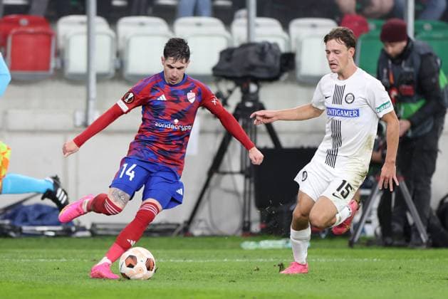 SOCCER - UEFA EL, Czestochowa vs Sturm SOSNOWIEC,POLAND,05.OCT.23 - SOCCER - UEFA Europa League, group stage, Rakow Czestochowa vs SK Sturm Graz. Image shows Srdjan Plavsic (Czestochowa) and William Boeving (Sturm).  GEPAxpictures xChrisxBauer