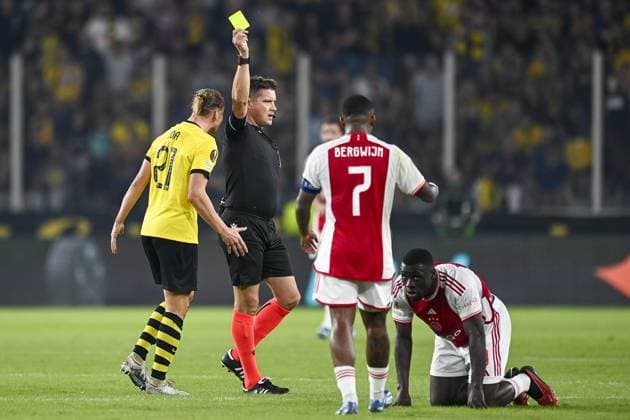 ATHENS, 05-10-2023, OPAP Arena, Europa League Football, season 2023 2024, AEK Athens FC - Ajax , referee Matej Jug gives a yellow card to AEK Athens player Domagoj Vida AEK Athens - Ajax  x22637656x Copyright: