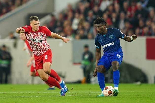 Germany, Freiburg, 5th October 2023: Maximilian Eggestein (8 Freiburg) and Mohammed Kudus (14 West Ham) battle for the ball (duel) during the UEFA Europa League football match between SC Freiburg and West Ham United at Europa Park Stadium in Freiburg, Germany. (Daniela Porcelli SPP) Copyright: xDanielaxPorcellix xSPPx spp-en-DaPoSp-20231005-DP109601