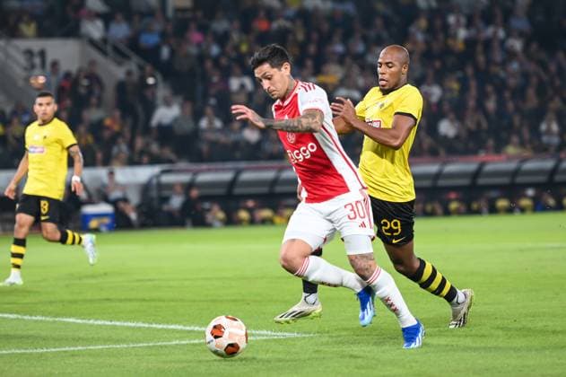 30 Gaston Avila of Ajax competing with 29 Djibril Sidibe of AEK during the UEFA Europa League, Group B match between AEK FC and Ajax at Opap Arena on October 5, 2023, in Athens, Greece.  Copyright: xStefanosxKyriazis IPAxSportx xipx xx IPA_40795898 IPA_IPA40795898