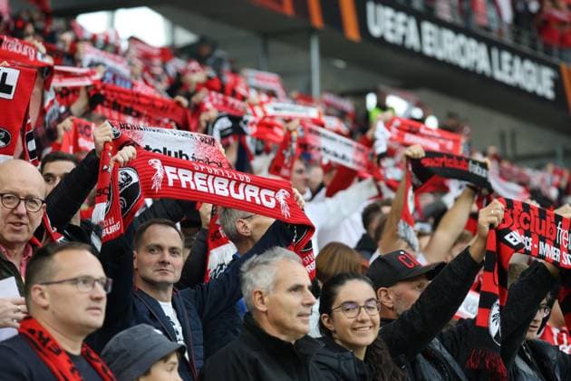 Freiburg, Germany 05 October 2023 Europa League 2023 2024 SC Freiburg vs West Ham United In the picture Freiburg fans in the fan curve with fan scarf, scarf Europa Park Stadium Baden Württemberg Copyright: xFotostandx xHettichx