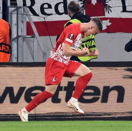 05 10 2023, xhbx, football UEFA Europa League, SC Freiburg West Ham United emspor, v l goal celebration, celebrate the goal 1 1 by Roland Sallai SC Freiburg DFL DFB REGULATIONS PROHIBIT ANY USE OF PHOTOGRAPHS as IMAGE SEQUENCES and or QUASI VIDEO Freiburg