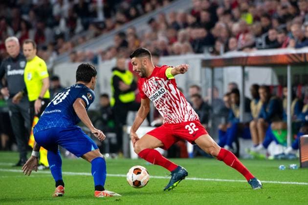 Vincenzo Grifo SC Freiburg, 32 in duel with Paqueta Lucas West Ham United, 10 , GER, SC Freiburg SCF vs West Ham United WHU , Football UEFA Europa League, Group A, Matchday 2, Season 2023 2024, 05 10 2023 GER, SC Freiburg SCF vs West Ham United WHU , Football UEFA Europa League, Group A, Matchday 2, Season 2023 2024, 05 10 2023 Freiburg Copyright: xEibner-Pressefoto Memmlerx EP_MMR