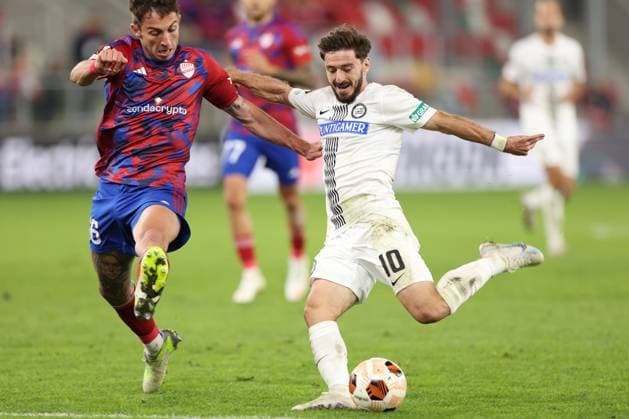 SOCCER - UEFA EL, Czestochowa vs Sturm SOSNOWIEC,POLAND,05.OCT.23 - SOCCER - UEFA Europa League, group stage, Rakow Czestochowa vs SK Sturm Graz. Image shows Giannis Papanikolaou (Czestochowa) and Otar Kiteishvili (Sturm).  GEPAxpictures xChrisxBauer