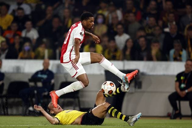 ATHENS - (l-r) Chuba Akpom of Ajax, Domagoj Vida of AEK Athens during the UEFA Europa League match between AEK Athens and Ajax Amsterdam at the OPAP Arena on October 5, 2023 in Athens, Greece. ANP MAURICE VAN STEEN UEFA Europa League 2023 2024 xVIxANPxSportx xxANPxIVx 480322625 originalFilename: 480322625.jpg