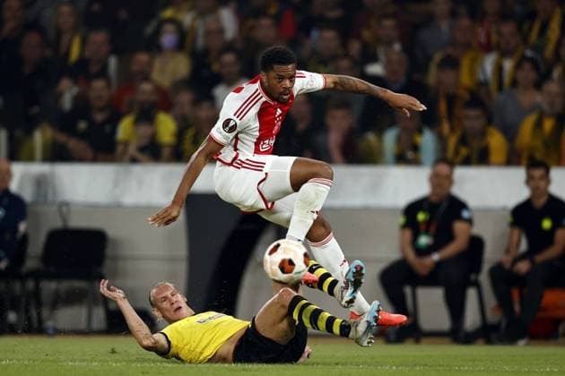 ATHENS - (l-r) Chuba Akpom of Ajax, Domagoj Vida of AEK Athens during the UEFA Europa League match between AEK Athens and Ajax Amsterdam at the OPAP Arena on October 5, 2023 in Athens, Greece. ANP MAURICE VAN STEEN UEFA Europa League 2023 2024 xVIxANPxSportx xxANPxIVx 480322632 originalFilename: 480322632.jpg