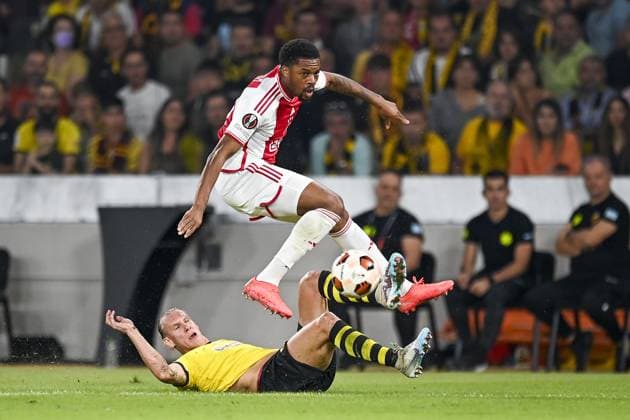 ATHENS, 05-10-2023, OPAP Arena, Europa League Football, season 2023 2024, AEK Athens FC - Ajax, Ajax player Chuba Akpom and AEK Athens player Domagoj Vida AEK Athens - Ajax  x22638058x Copyright: