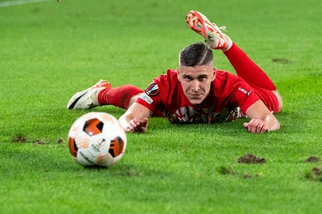 Roland Sallai SC Freiburg, 22 fouled on the ground GER, SC Freiburg SCF vs West Ham United WHU , Football UEFA Europa League, Group A, Matchday 2, Season 2023 2024, 05 10 2023 GER, SC Freiburg SCF vs West Ham United WHU , Football UEFA Europa League, Group A, Matchday 2, Season 2023 2024, 05 10 2023 Freiburg Copyright: xEibner-Pressefoto Memmlerx EP_MMR