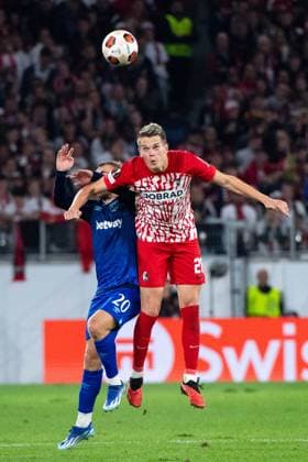 Jarrod Bowen West Ham United, 20 in duel with Matthias Ginter SC Freiburg, 28 , GER, SC Freiburg SCF vs West Ham United WHU , Football UEFA Europa League, Group A, Matchday 2, Season 2023 2024, 05 10 2023 GER, SC Freiburg SCF vs West Ham United WHU , Football UEFA Europa League, Group A, Matchday 2, Season 2023 2024, 05 10 2023 Freiburg Copyright: xEibner-Pressefoto Memmlerx EP_MMR