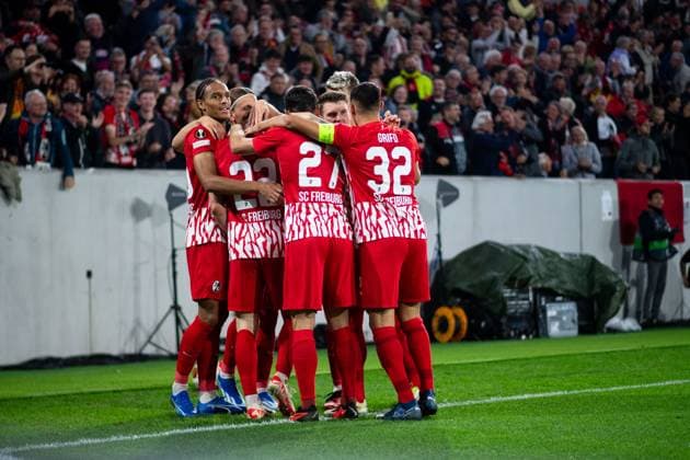 Roland Sallai SC Freiburg, 22 , Kiliann Sildillia SC Freiburg, 25 , Vincenzo Grifo SC Freiburg, 32 , Nicolas Hoefler SC Freiburg, 27 and team cheer over goal to 1 1, GER, SC Freiburg SCF vs West Ham United WHU , Football UEFA Europa League, Group A, Matchday 2, Season 2023 2024, 05 10 2023 GER, SC Freiburg SCF vs West Ham United WHU , Football UEFA Europa League, Group A, Matchday 2, Season 2023 2024, 05 10 2023 Freiburg Copyright: xEibner-Pressefoto Memmlerx EP_MMR