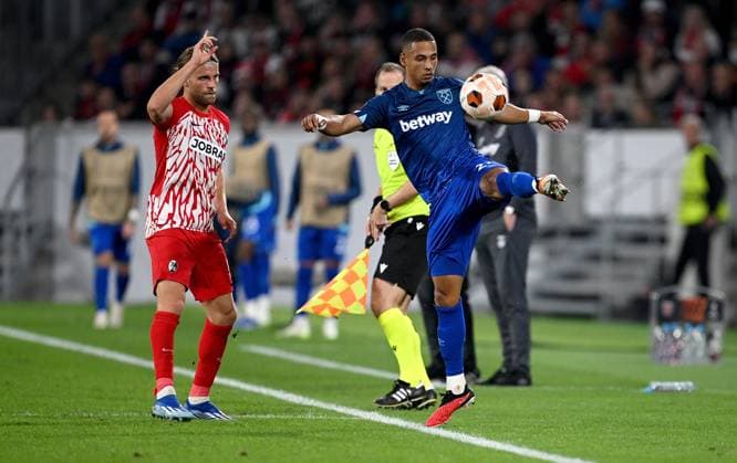 FOOTBALL EUROPE LEAGUE SEASON 2023 2024 Preliminary Round Group A 2 Matchday SC Freiburg West Ham United 05 10 2023 Lucas Hoeler left, SC Freiburg vs Thilo Kehrer right, West Ham United