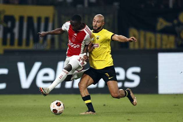 ATHENS - (l-r) Carlos Forbs of Ajax, Nordin Amrabat of AEK Athens during the UEFA Europa League match between AEK Athens and Ajax Amsterdam at the OPAP Arena on October 5, 2023 in Athens, Greece. ANP MAURICE VAN STEEN UEFA Europa League 2023 2024 xVIxANPxSportx xxANPxIVx 480323115 originalFilename: 480323115.jpg