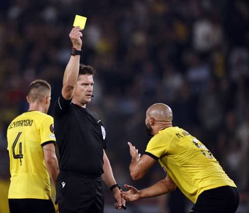 ATHENS - Nordin Amrabat of AEK Athens receives the yellow card from referee Matej Jug during the UEFA Europa League match between AEK Athens and Ajax Amsterdam at the OPAP Arena on October 5, 2023 in Athens, Greece. ANP MAURICE VAN STEEN UEFA Europa League 2023 2024 xVIxANPxSportx xxANPxIVx 480323421 originalFilename: 480323421.jpg