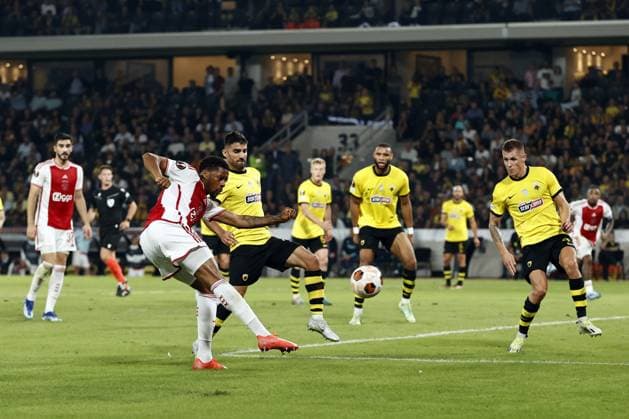 ATHENS - (l-r) Chuba Akpom of Ajax, Harold Moukoudi of AEK Athens, Damian Szymanski of AEK Athens during the UEFA Europa League match between AEK Athens and Ajax Amsterdam at the OPAP Arena on October 5, 2023 in Athens, Greece. ANP MAURICE VAN STEEN UEFA Europa League 2023 2024 xVIxANPxSportx xxANPxIVx 480323444 originalFilename: 480323444.jpg